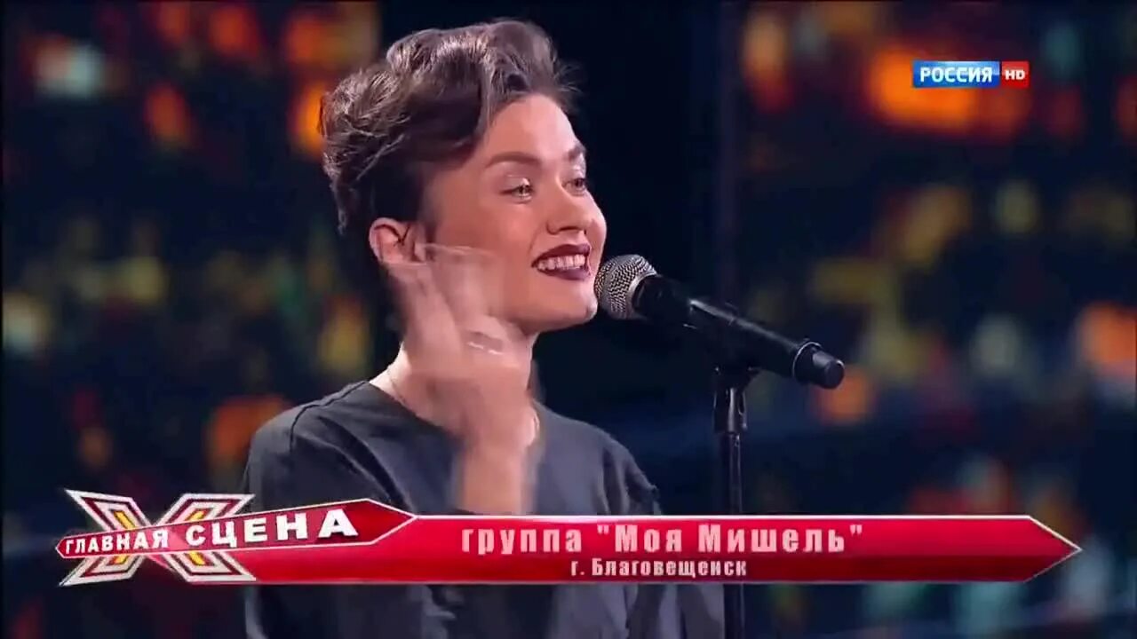 Дура голос. Эндиги музыкальный исполнитель. Тори квит. Женщина кривляется. Смешная дурочка.
