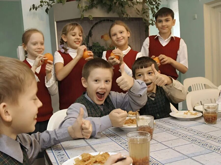 Дети в столовой. Школьники в столовой. Школьник за столом. Ученики в столовой.