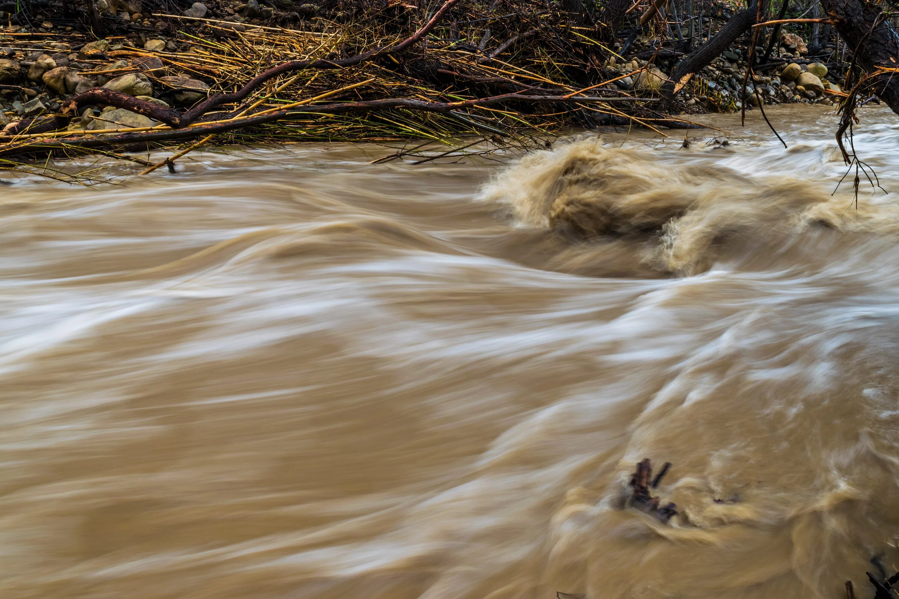 А жизнь мутная вода волна. Грязная вода. Поток грязной воды. Загрязнение воды. Загрязненный ручей.