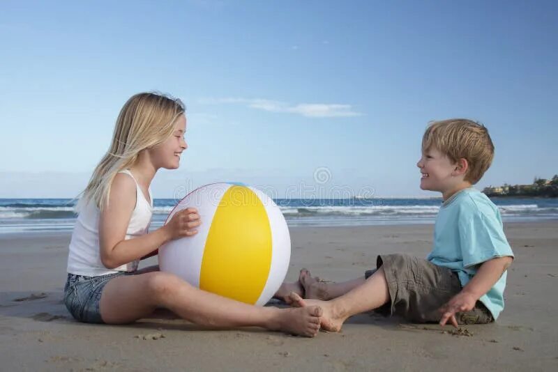 Beach ball sitting. Пляжный разноцветный мяч. Beachball - beachball 1997s. Beach ball sitting. Мяч пляжный солнце.