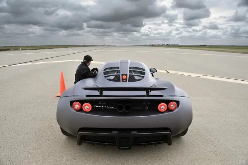 Автомобиль разгоняется. Hennessey Venom gt 2. Бугатти Вейрон рекорд скорости. Bugatti Venom gt.
