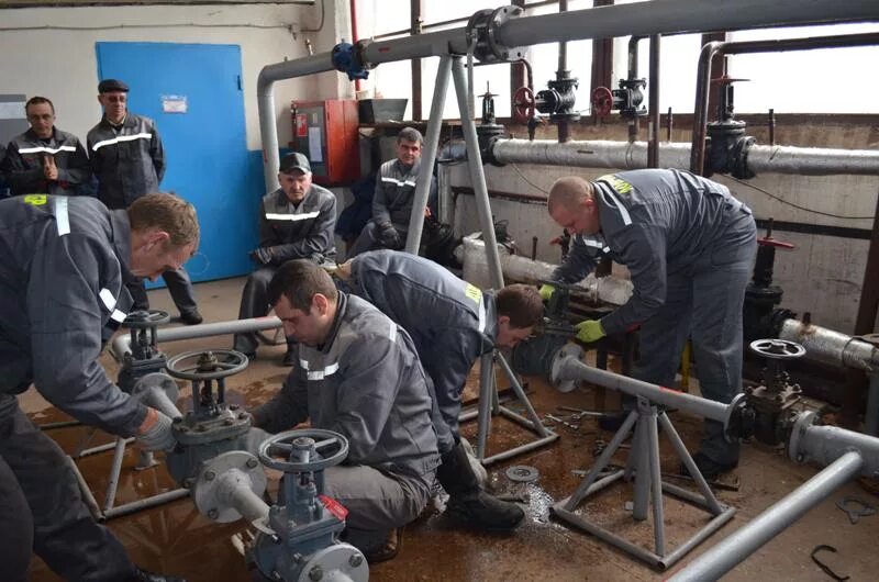 Слесарь по обслуживанию тепловых сетей. Слесарь котельного оборудования. Слесарь котельной. Техника безопасности на тепловых сетей слесарю. Слесарь тепловых сетей.