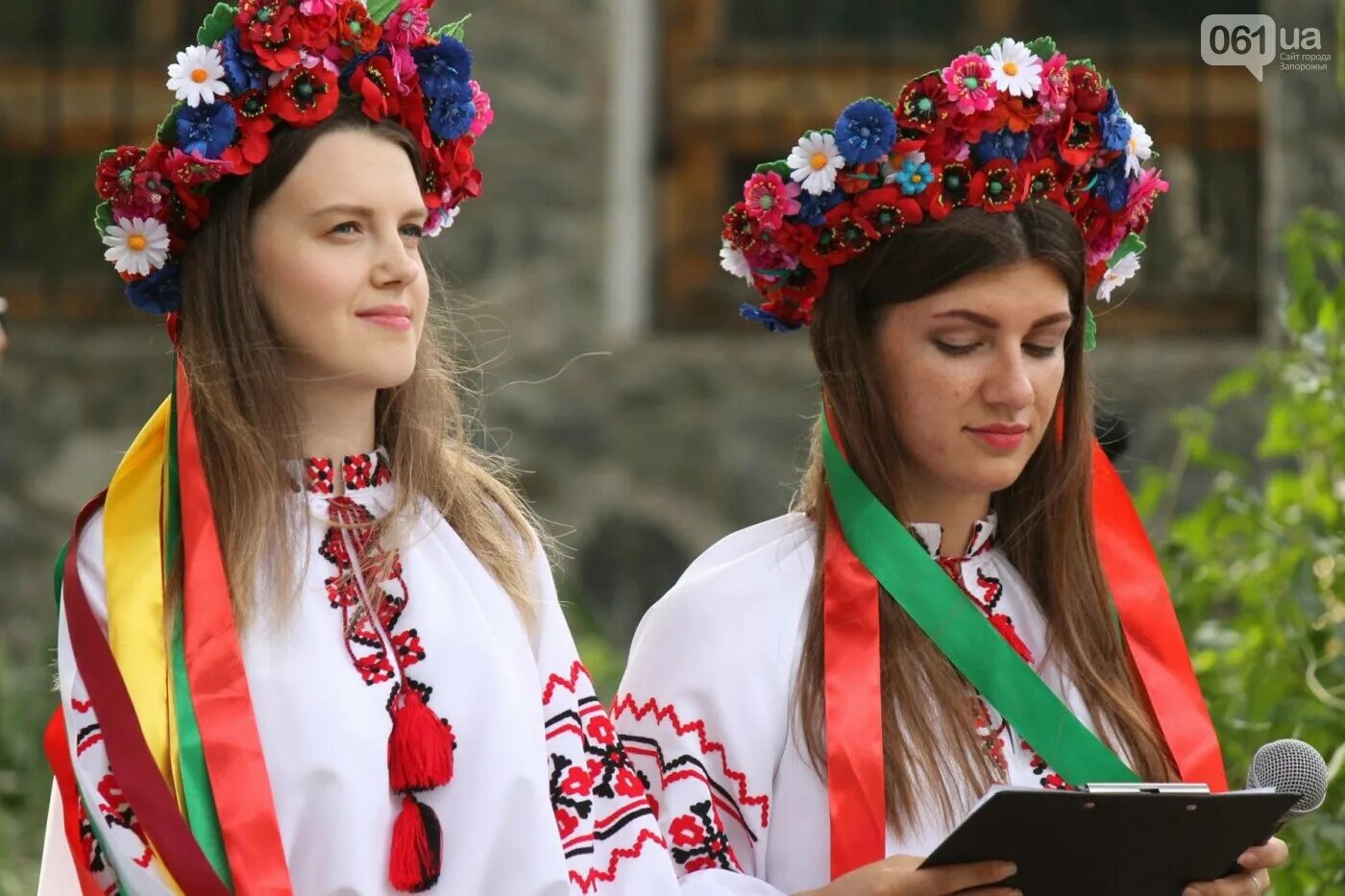 Современную украинскую. Украинский современный народ. Украинская композиция. Украинцы поют. Украинский народный.