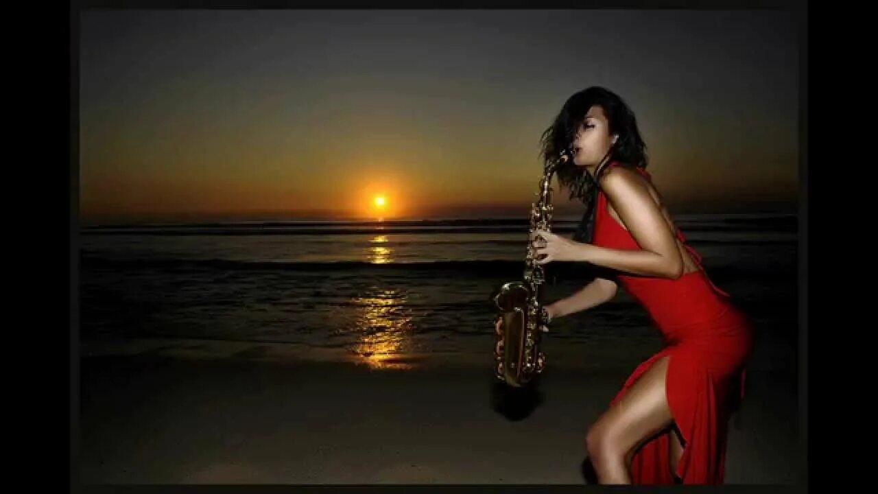 Jessy j саксофонистка. Девушка с саксофоном. Девушка с саксофоном на берегу моря. Джаз девушки. Саксофон лиля