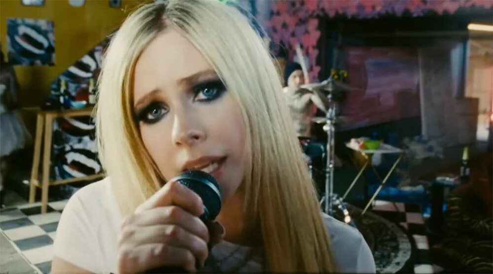 Avril lavigne bite me. Avril lavigne bite me. Bite me клип. Bite me клип. Трэвис баркер и аврил лавин.