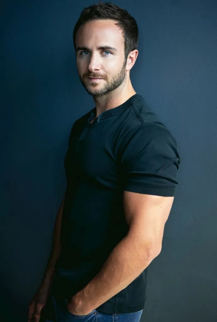 Тодд говард выглядывает. Bethesda тодд говард. Тод фэлен. Тодд говард улыбается. Джон феннел.