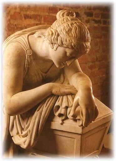 Грустная статуя. Женщина скульптор склоняется. Статуи. Сидячие античные скульптуры. Чезаре лапини.