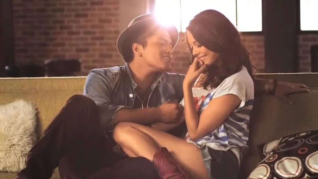 Bruno mars way you are. Bruno mars just the way you are. натали келли бруно марс. bruno mars девушка в клипе just the way. just the way you are актриса.