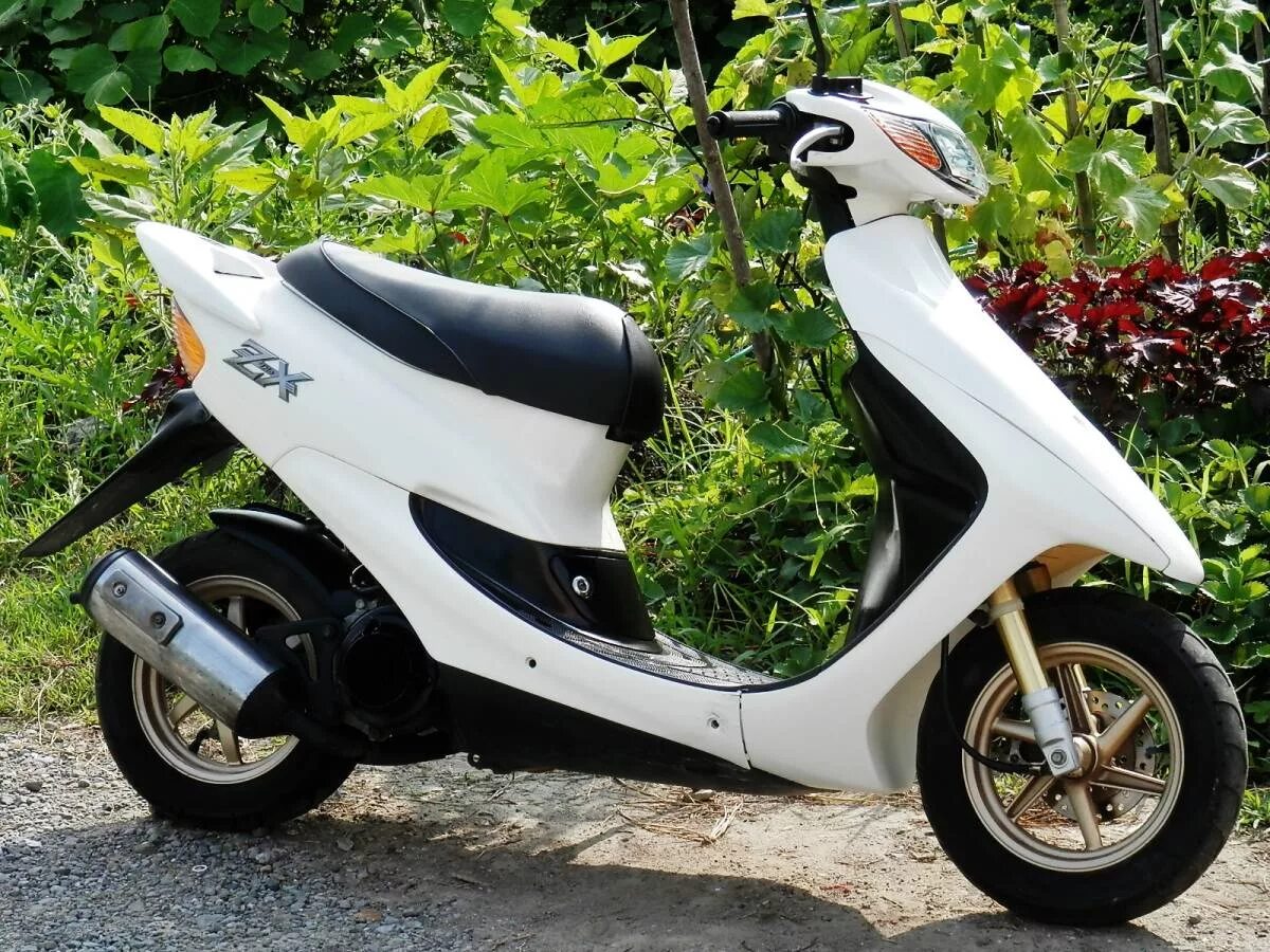 Мопед белый. Honda Dio 35 ZX. Honda af 35 ZX. Honda Dio 35 белый. Honda Dio 35 ZX белый.