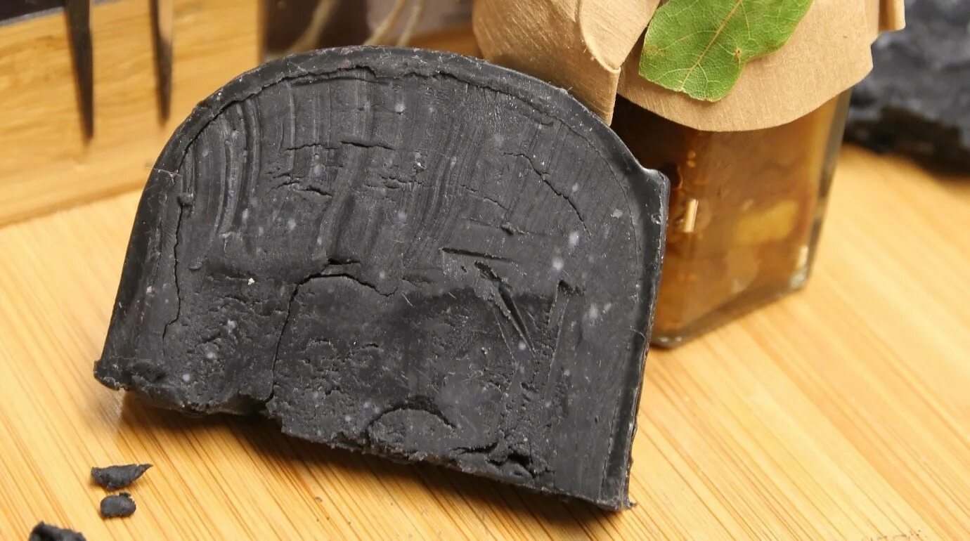 сыр чёрный принц белоруссия. почему сыр черный. черный сыр. сыр угольный. сыр блэк лимон.