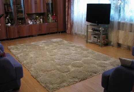 В квадратный зал купили два ковра