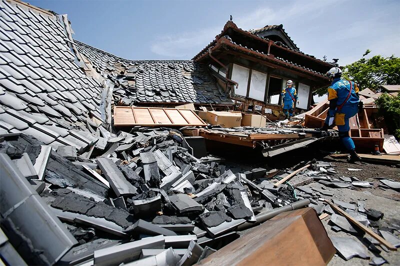 Дома после землетрясения. Землетрясения в префектуре Кумамото. Сендай Япония землетрясение. ЦУНАМИ В Японии в 2011.