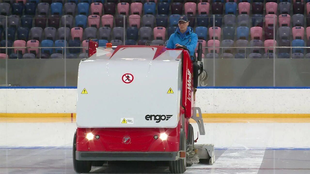 Заливщик льда заливочная машина льда. Заливщик льда. Лед каток. Ледовар профессия. Ледовар это.