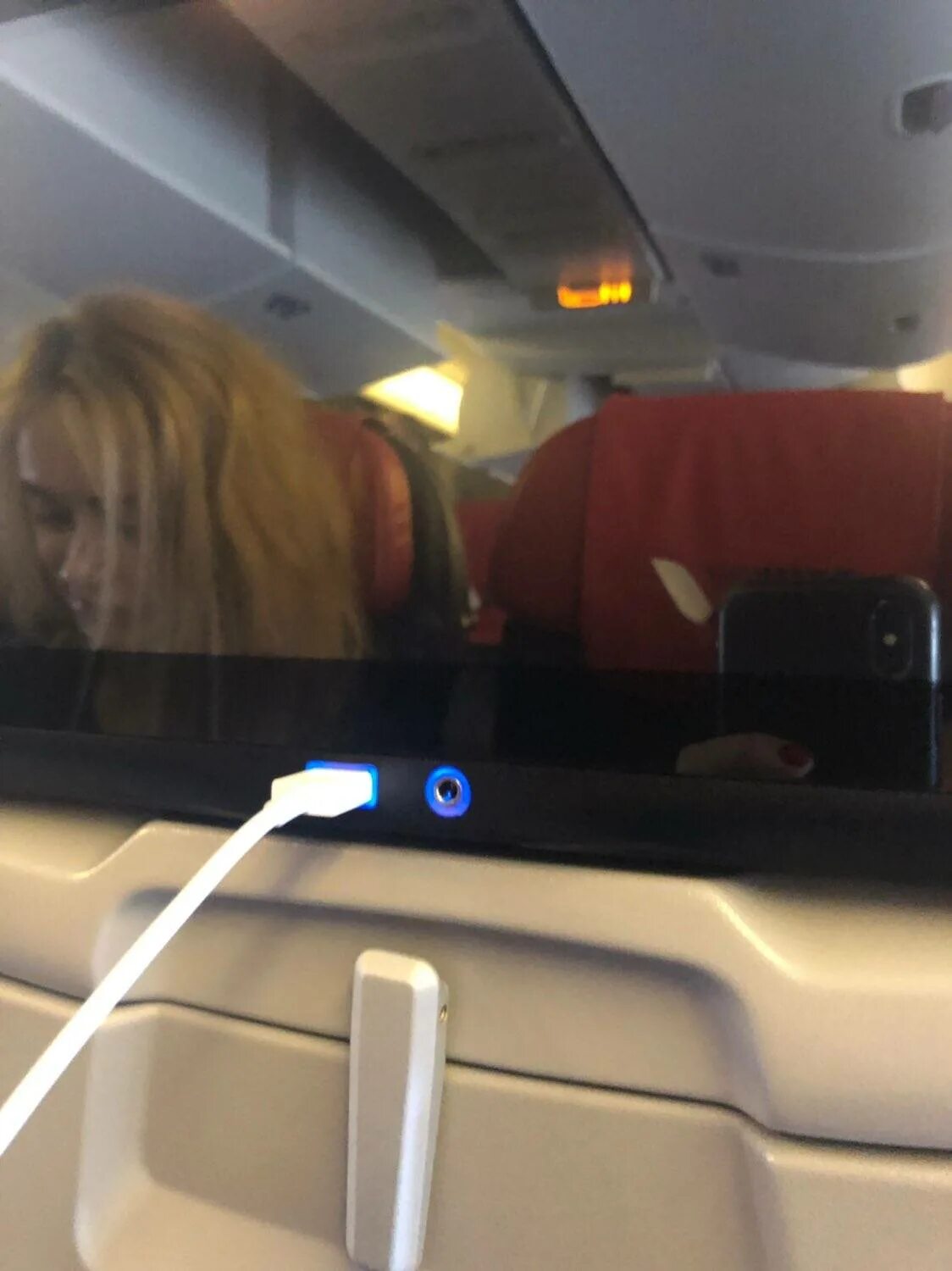Подставка для телефона в самолет. Есть в самолетах розетки. Розетка в boeing 737. S7 usb в самолете. Зарядка для телефона в самолете.