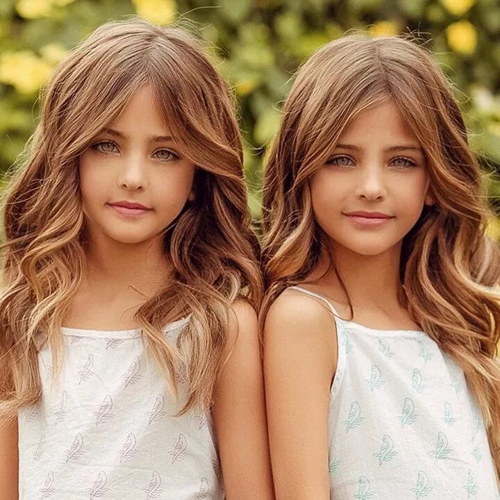 Twin girls. Двойняшки Клементс. Сестры близняшки Клементс. Леа Роуз и ава Мари Клементс. Девочки близняшки.Леа Роуз и ава Мари Клементс.