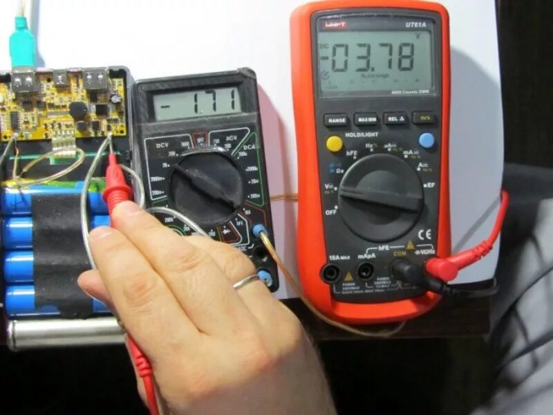 Измерение напряжения тест. Мультиметр измерение напряжения 220в. Батарейка в мультиметр. Мультиметр замер напряжения 12 вольт. Измерить Вольтаж батарейки мультиметром.