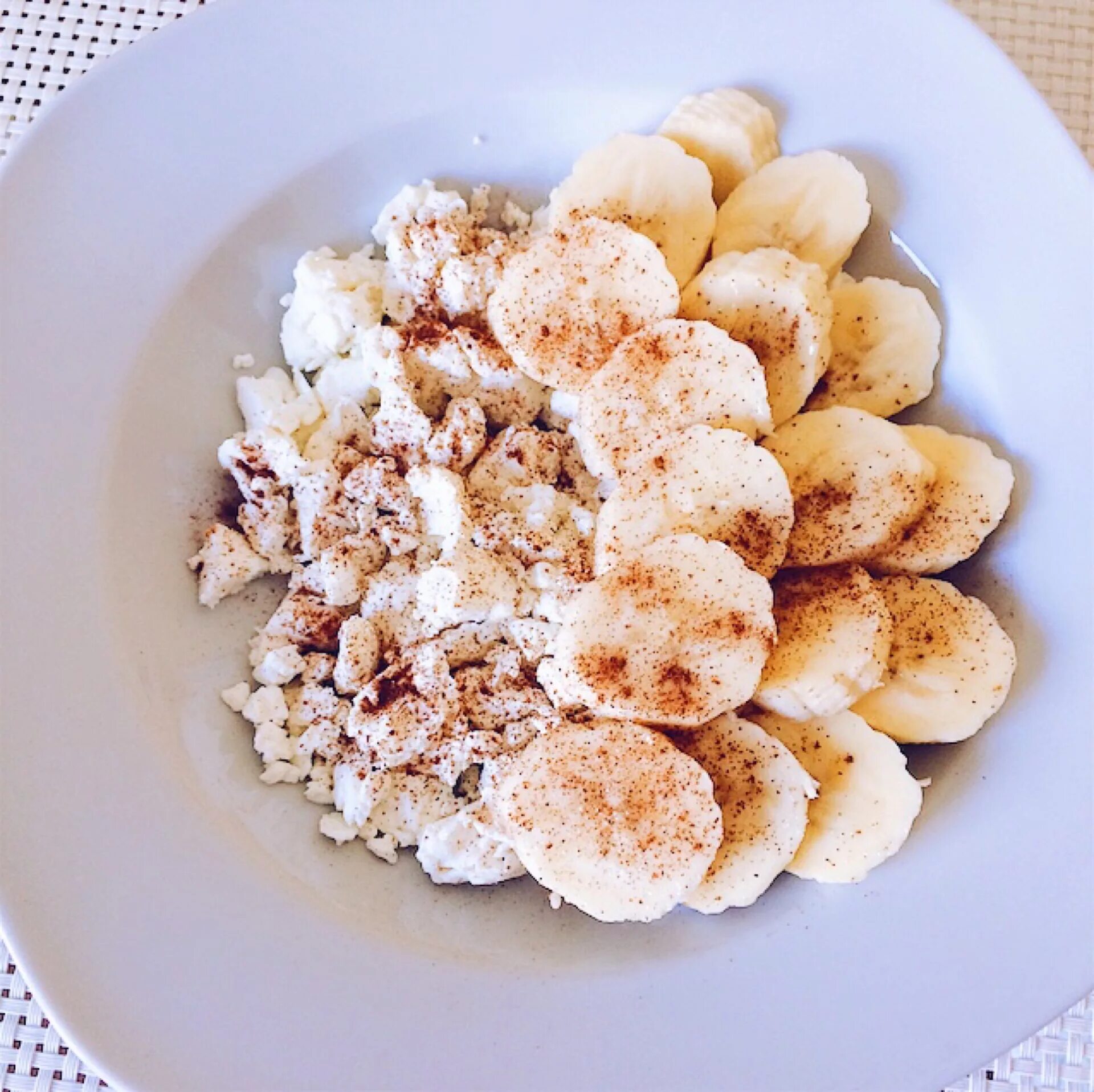 Каша. Творог с корицей. Творог с сахаром. Творог с бананом и медом. Творог с яблоком и корицей.