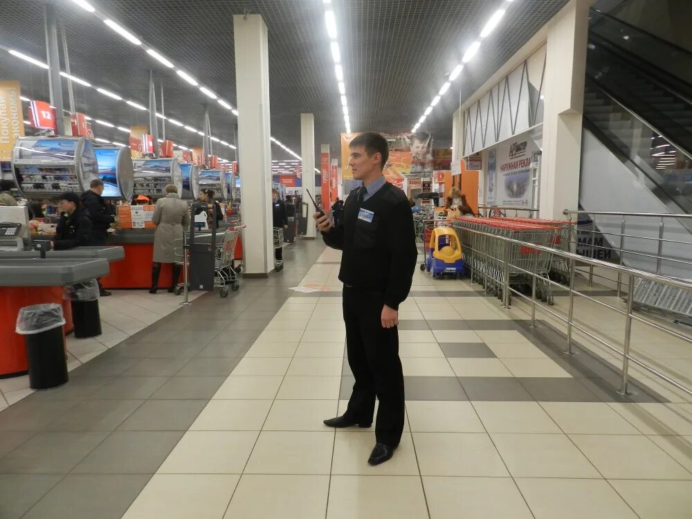 Евро спар магазин. Eurospar магазин. Охранник пятерочки. Спар безопасность. Вакансии москва спар охрана.
