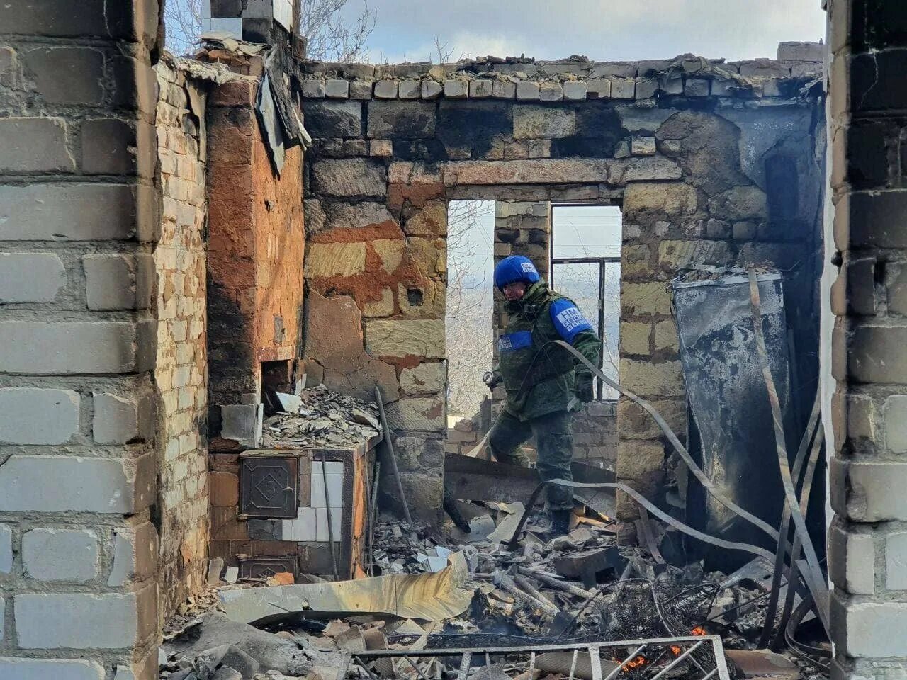 Линия соприкосновения на донбассе что происходит. Разрушенный дом. разрушенные здания лнр. обстрелянные дома в донбассе.
