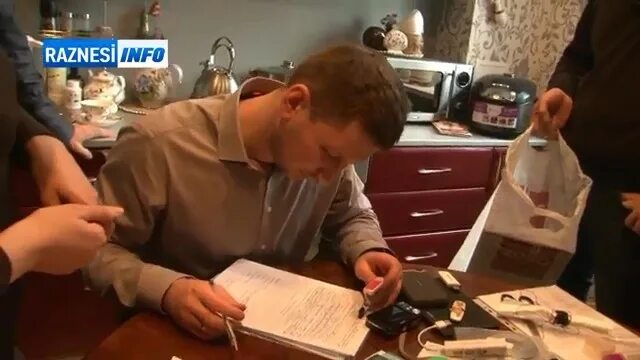 деньги изъятые при обыске. обыск мужчин. фсб задержали подпольных оружейников. осмотр помещения. обыск в юридической фирме.