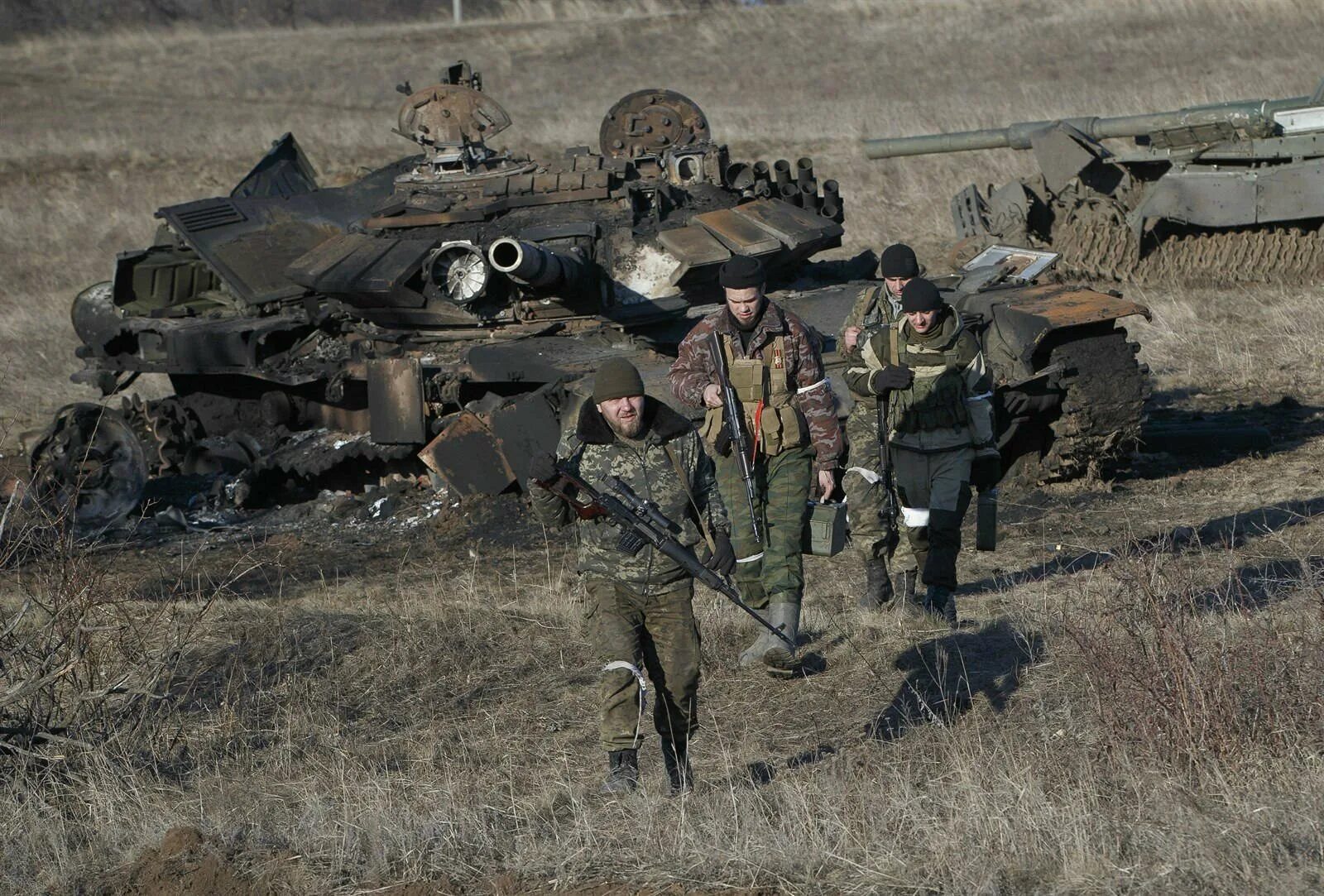 Т военная операция. Т72 Дебальцево. Дебальцево 2015 танк подбит. Подбитый танк Дебальцево. Танки т 72 Дебальцево.