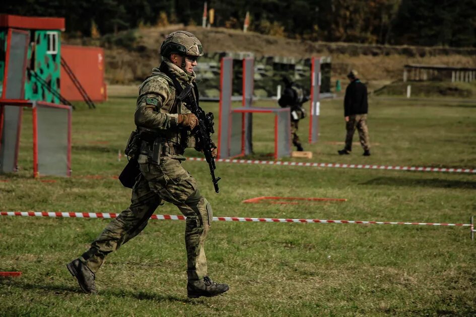 Видео во время стрельбы. Боевая подготовка. Соревнования по тактической стрельбе. Тренировка по стрельбе. Стрельба из стрелкового оружия.