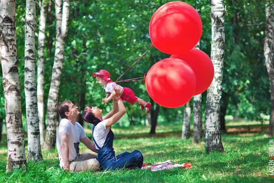 Лето в шаре. Фотосессия с шарами. Воздушные шары на природе. Фотосессия с шариками. Семейная фотосессия на природе с шариками.