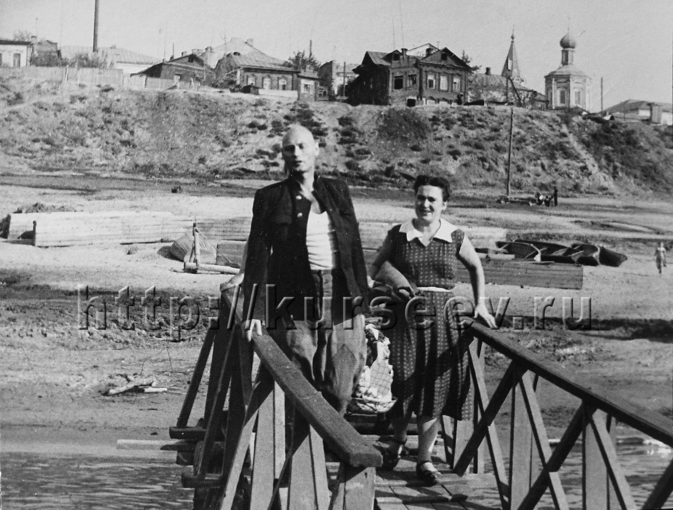 Старые друзья. Мышьяк и старые кружева 1944. Фотосессия прачка на природе. Одинокий пожилой человек. Крестьянки прядут.