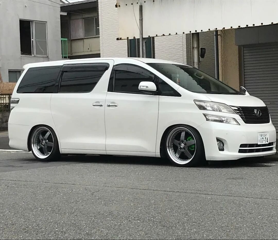 Toyota Alphard 2005 r18 колеса. Toyota Vellfire r 18. Toyota Alphard r18. Диски r19 на Тойота альфард.