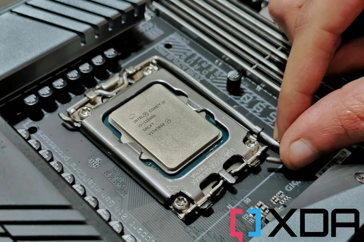 Intel a6. Core i5 12600. I5 5600. I5 12600kf материнская плата. Крепление на плате элементов.