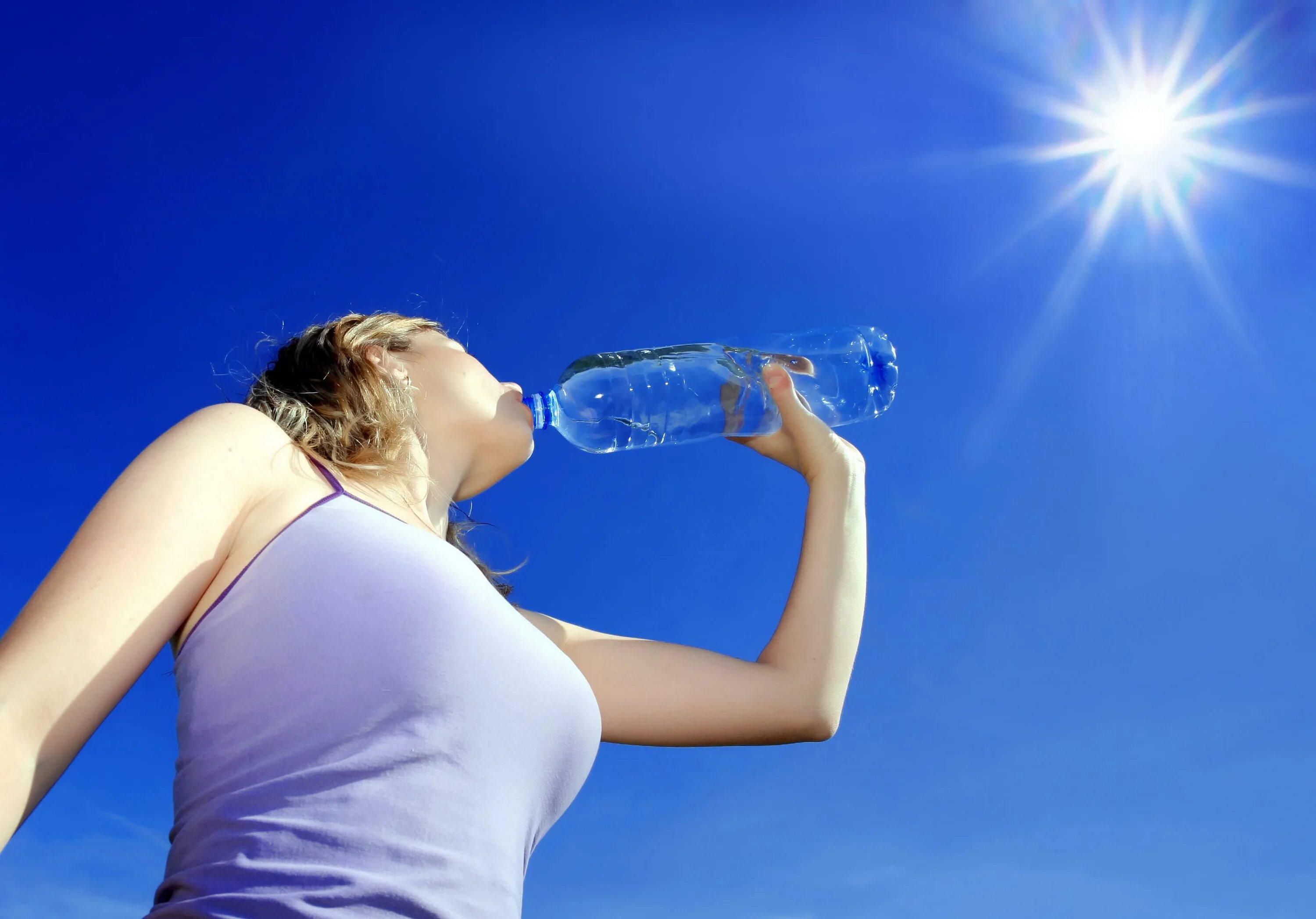 Почему в жару пьют. Пить воду. Питье воды. Сильная жажда воды. Вода и человек.