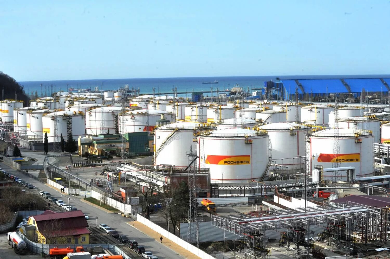 Славянск нефтебаза. Туапсе нефтебаза роснефть. ооо «рн-морской терминал туапсе». нпз туапсе резервуарный парк. нефтеналивной терминал туапсе.
