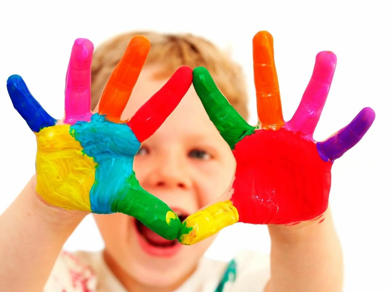 Разноцветные ладошки. Детские руки в краске. Дети яркие краски. Детское творчество. Цветные пальчики