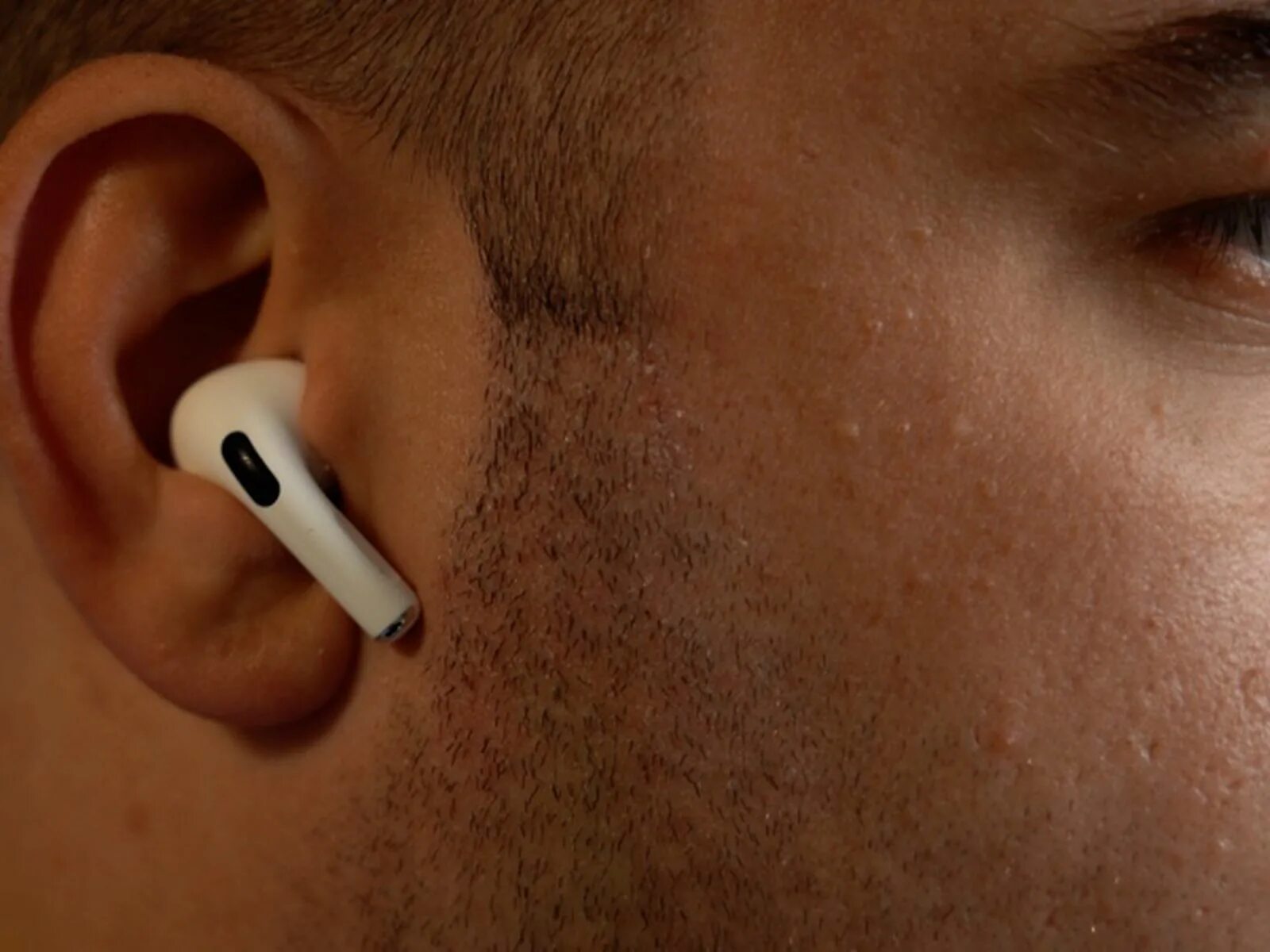 Airpods плохой звук. Наушники Apple Earpods Pro 2. Apple AIRPODS Pro. Apple AIRPODS 2 В ухе. Apple AIRPODS Pro на человеке.