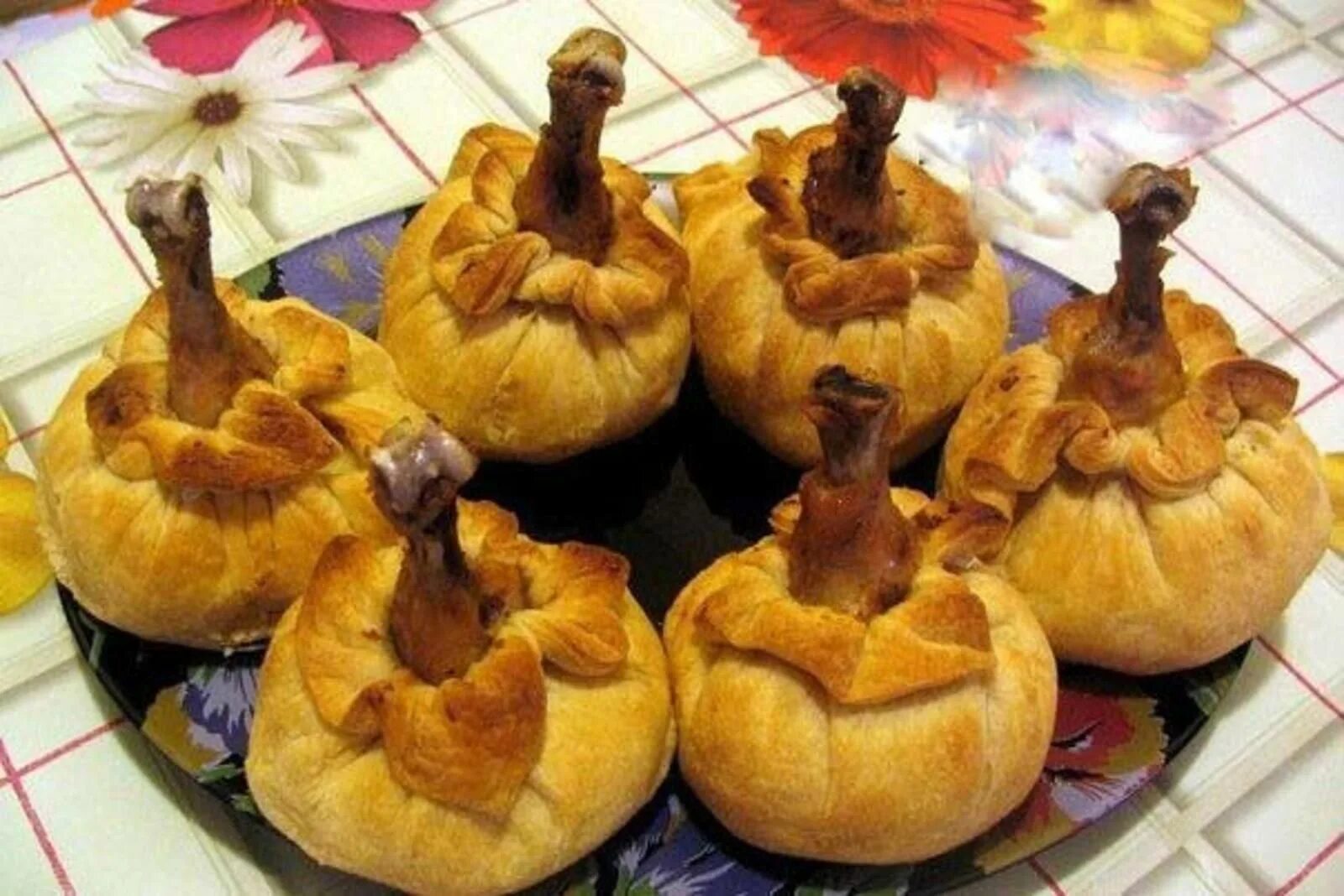 Курица с грибами в тесте в духовке. Куриные мешочки с грибами. куриные голени в слоеном тесте пирогом. курник мешочек в слоеном тесте. куриные ножки в мешочке в хрустящем тесте в духовке.