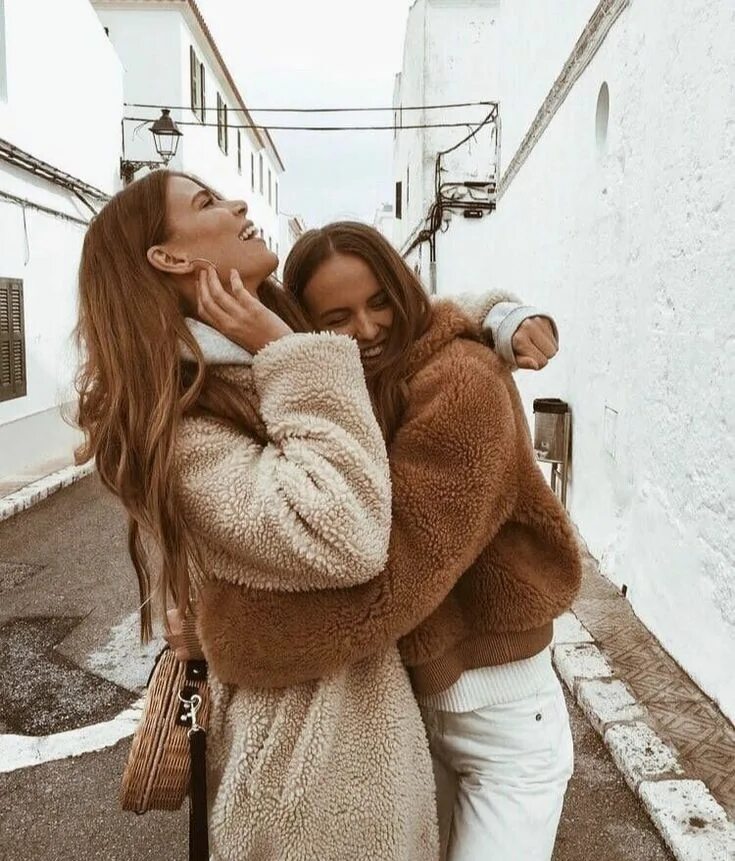 Он и две две девчонки. Фотосессия подруг. подружки эстетика. красивые подруги. две подруги эстетика.