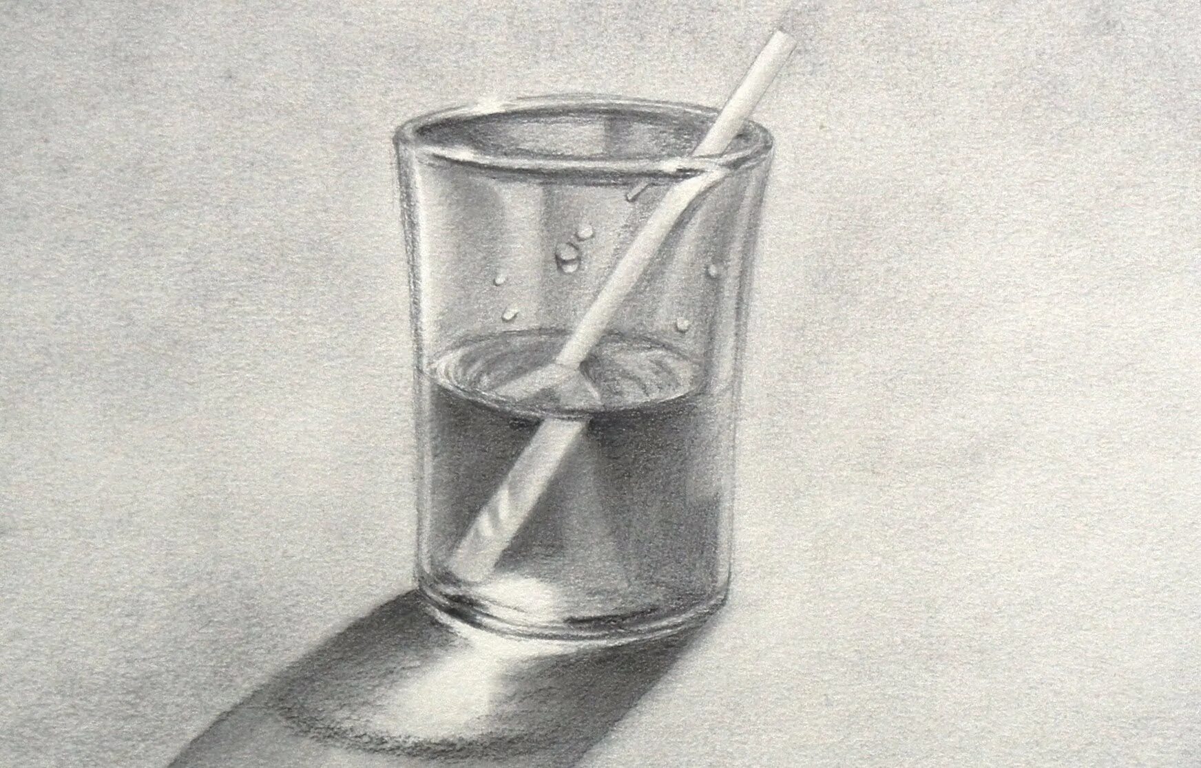 Стакан воды карандашом. Стеклянный стакан карандашом. Натюрморт со стеклом карандашом. Стеклянные предметы карандашом. Наброски карандашом предметы.