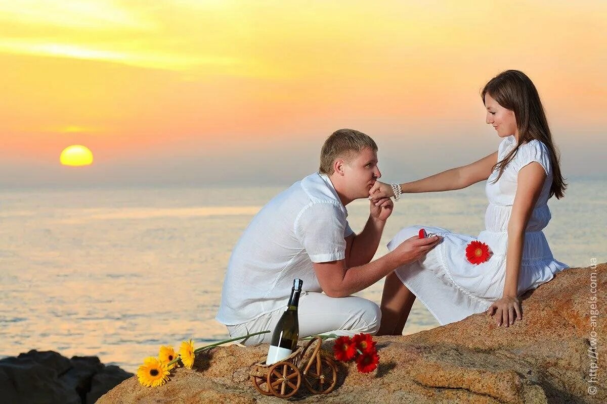 Пары влюбленных. Как признаться в любви парню. Люди признаются в любви. Лучший друг признался в любви. Мужчина и женщина разговаривают.