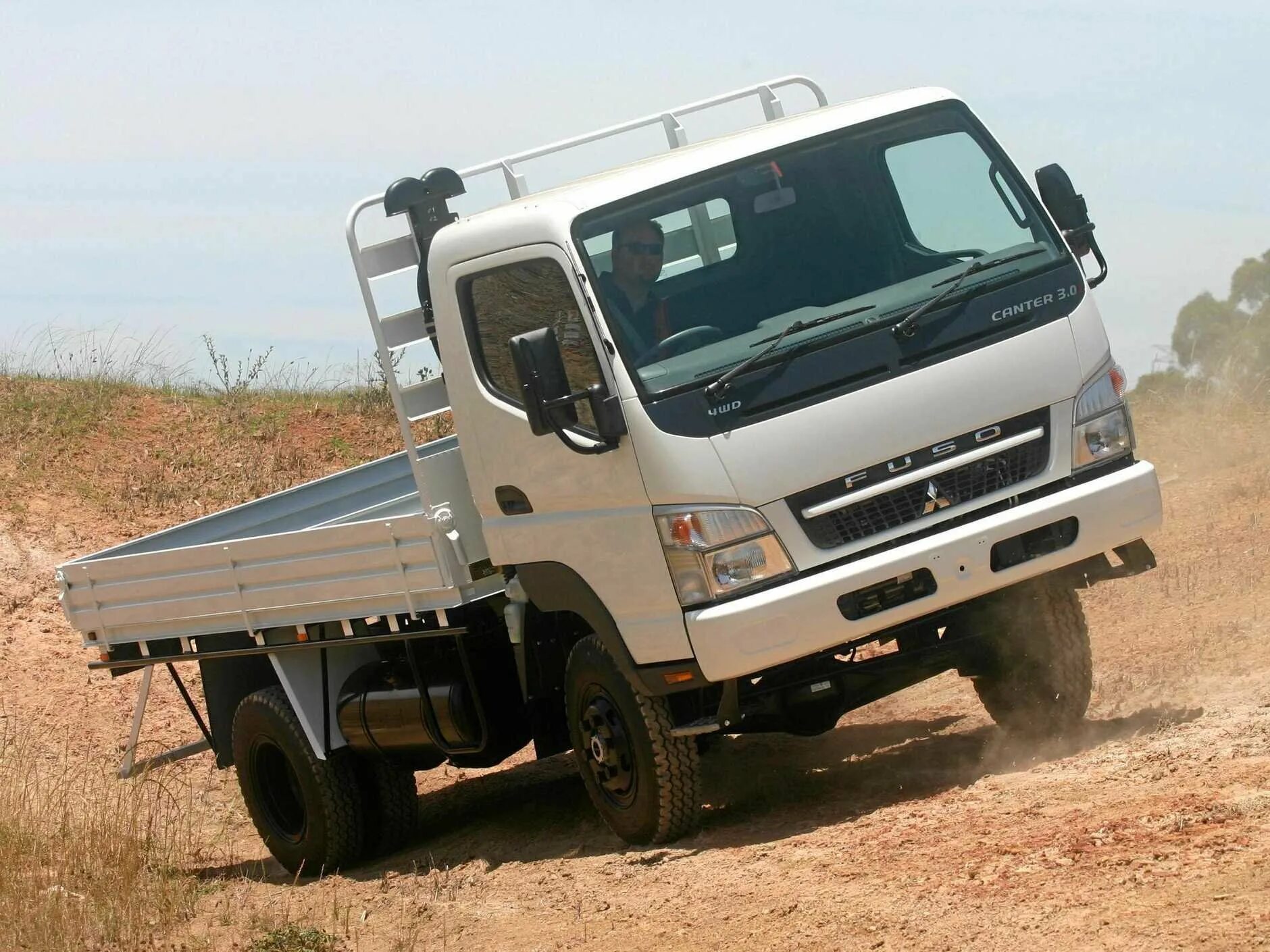 Купить грузовик митсубиси. Mitsubishi Canter 4x4. Митсубиси Фусо Кантер 4х4. Mitsubishi Fuso Canter Double Cab 4x4. Митсубиси Кантер 4х4 самосвал.