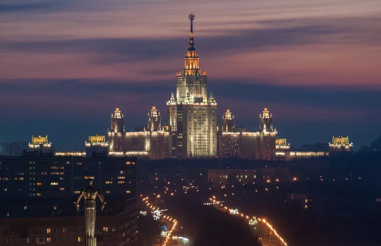 Дорога мгу. Сталинские высотки МГУ. МГУ Воробьевы горы. Москва МГУ ночью. Воробьёвы горы Москва высотки.