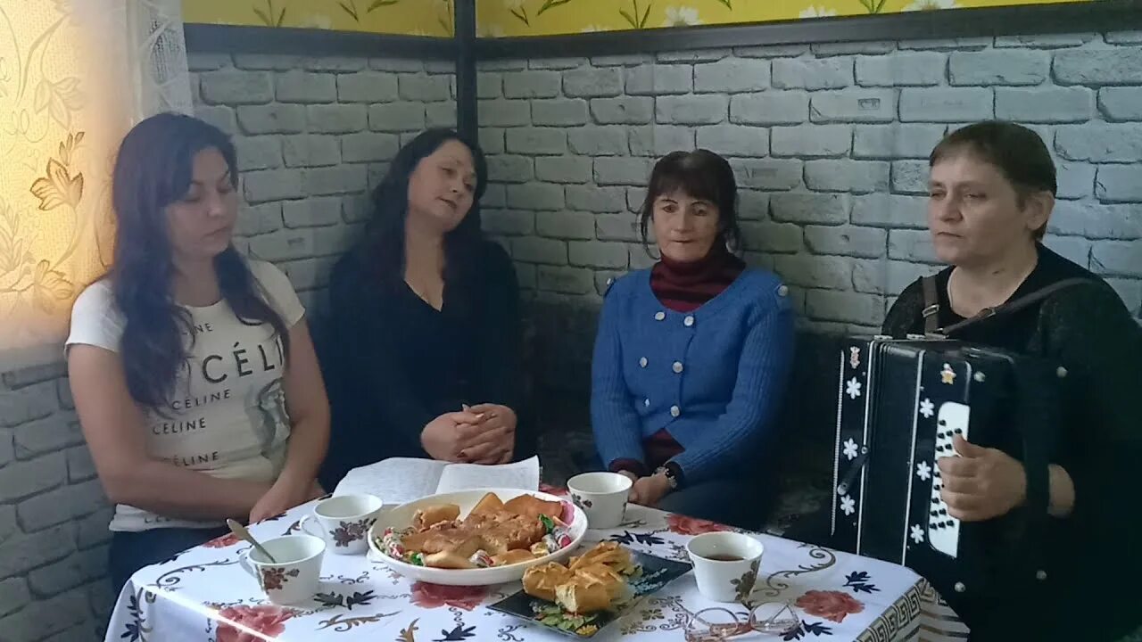 Песня полынь трава анниский хор. Твоя любовь полынь трава журавлева. Фото мужчины с гармошкой. Песни под гармонь песня полынь трава. Полынь трава под гармонь.