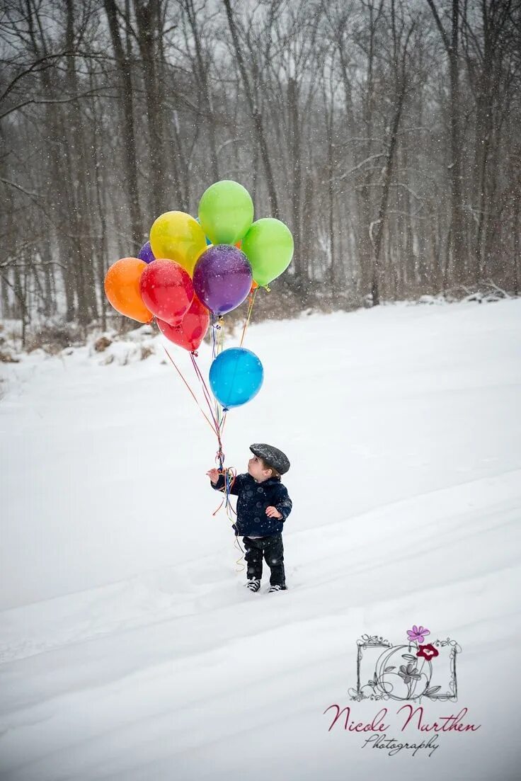 Воздушные шарики зимой. Фотосессия с воздушными шарами зимой. Фотосессия с шариками зимой. Зимняя фотосессия с шарами. Фотосессия зимой с шарами.