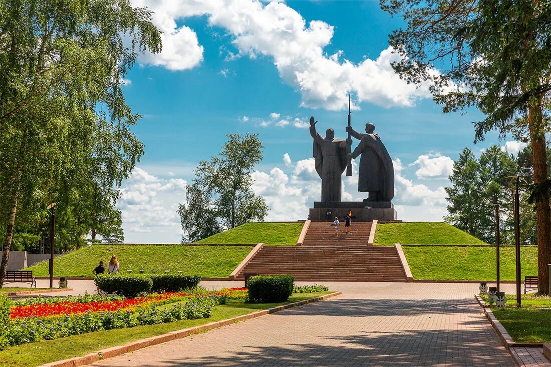 Томск места которые стоит посетить. Лагерный сад томск. памятник в лагерном саду томск. лагерный сад достопримечательности томска. томск лагерный сад монумент.