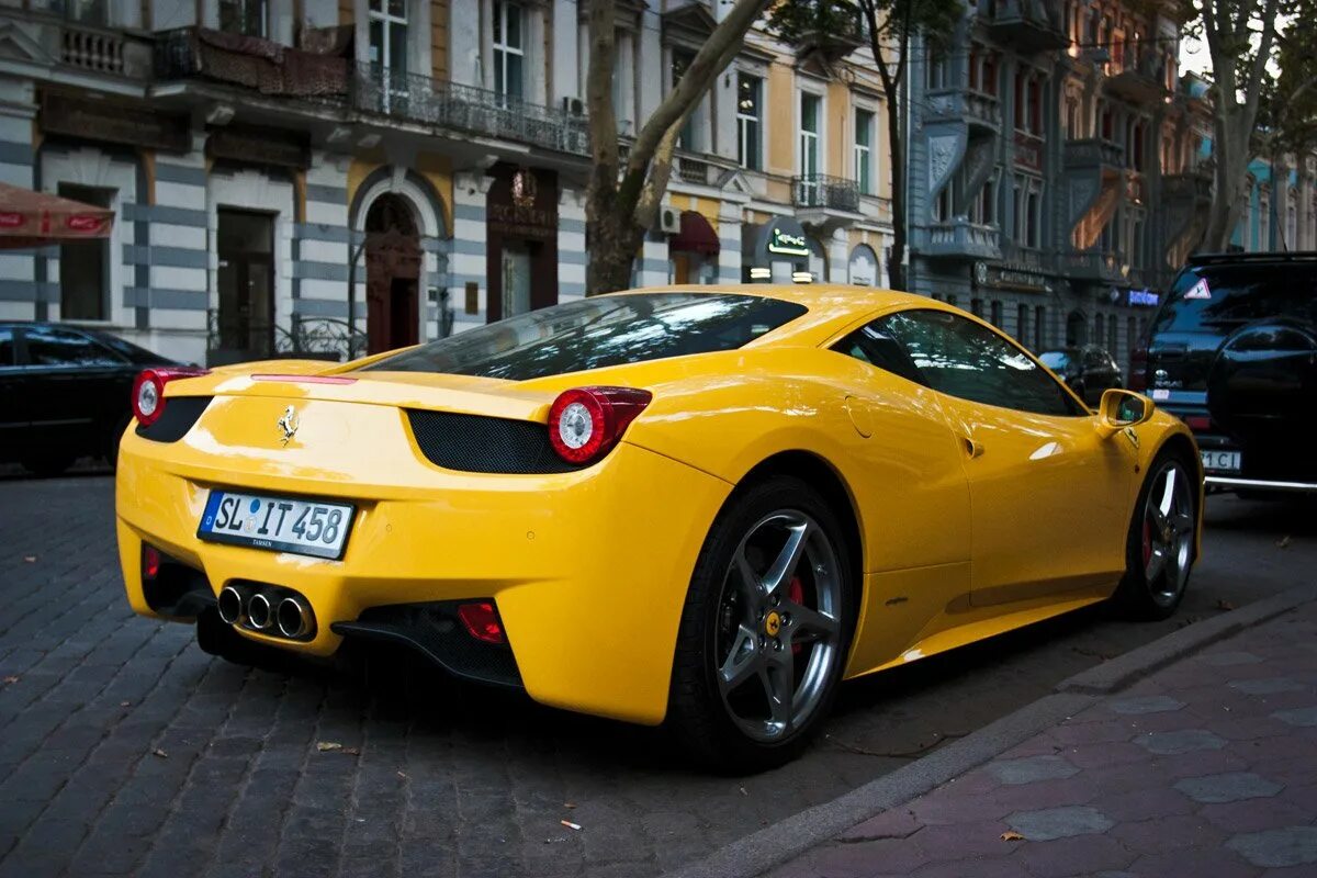 Ferrari 458 желтая. Феррари Италия 458 черная. Ferrari 458 Italia желтая. Феррари 2022 желтый цвет.