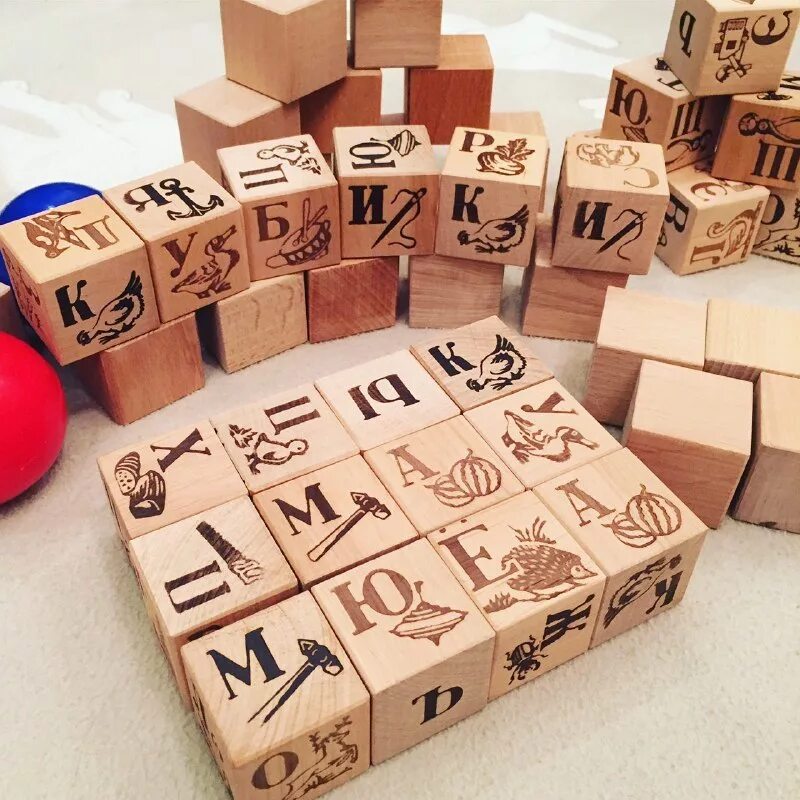 Бросая кубики по очереди. Деревянные кубики с буквами. Деревянные кубики "алфавит". Советские деревянные кубики. Деревянные кубики с буквами для детей.
