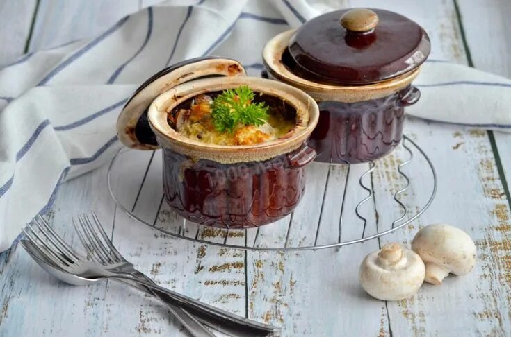 Жаркое из курицы с грибами в горшочках