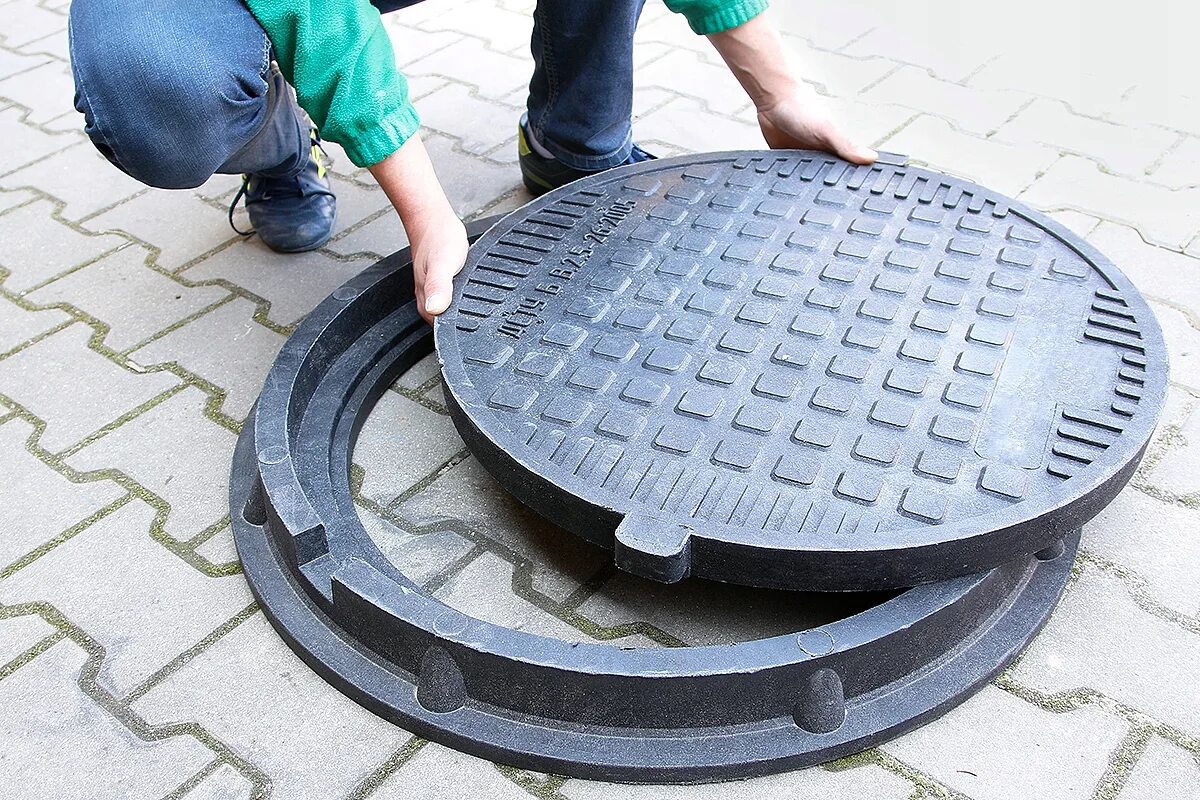 Какой должен быть крышка колодца. Какой должен быть крышка колодца. Бетонное кольцо с люком для колодца. Какой должен быть крышка колодца. Крышка колодца экоресурс d1070мм.