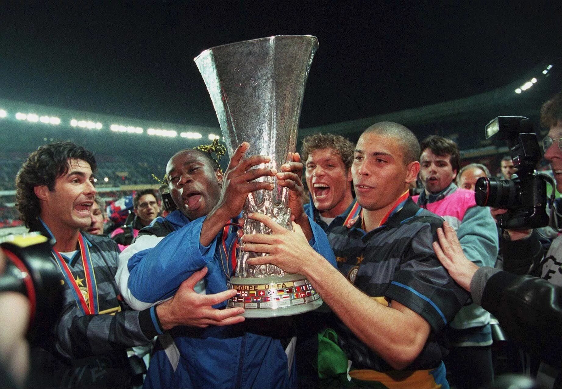 Uefa cup. Inter 1998 Кубок УЕФА. Интер Лацио финал 1998. Финал Кубка УЕФА 1998. Кубок УЕФА 1997-1998 финал.