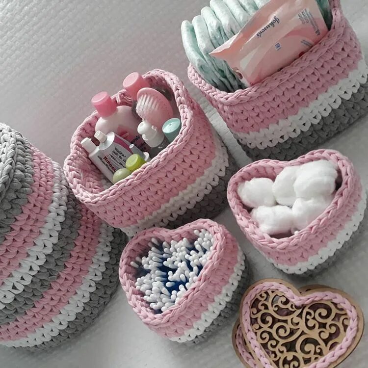 Трикотажные коробочки. Вязаная коробка. Корзины из трикотажной пряжи. Вязаные коробочки крючком. Вязаные корзинки для мелочей.