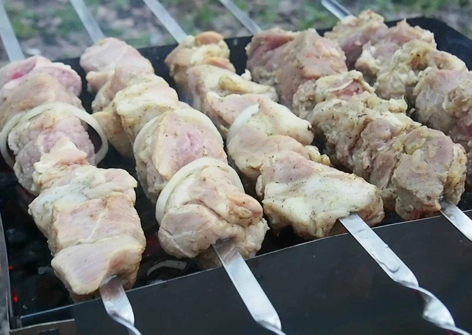 Самый мягкий шашлык из свинины. Шашлык из свинины. мариновка шашлыка. вкусный шашлык из свинины. шашлык из свиного карбоната.